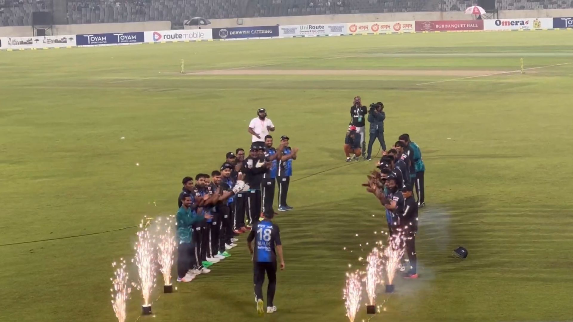 Video : 500वें टी20 मैच में शोएब मलिक को मिला गार्ड ऑफ ऑनर, ऐसा करने वाले बने पहले एशियाई खिलाड़ी  