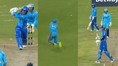 किस्मत की मार! क्रिकेट के मैदान में एक का छूटा कैच तो दूसरा हो गया OUT, देखें Video SportsTak Hindi