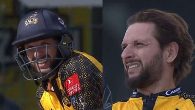 42 की उम्र में शाहीन अफरीदी के ससुर का बवाल प्रदर्शन, पहले मैच में लूटी महफिल, फैंस बोले- 'रिटायरमेंट वापस ले लो' SportsTak Hindi