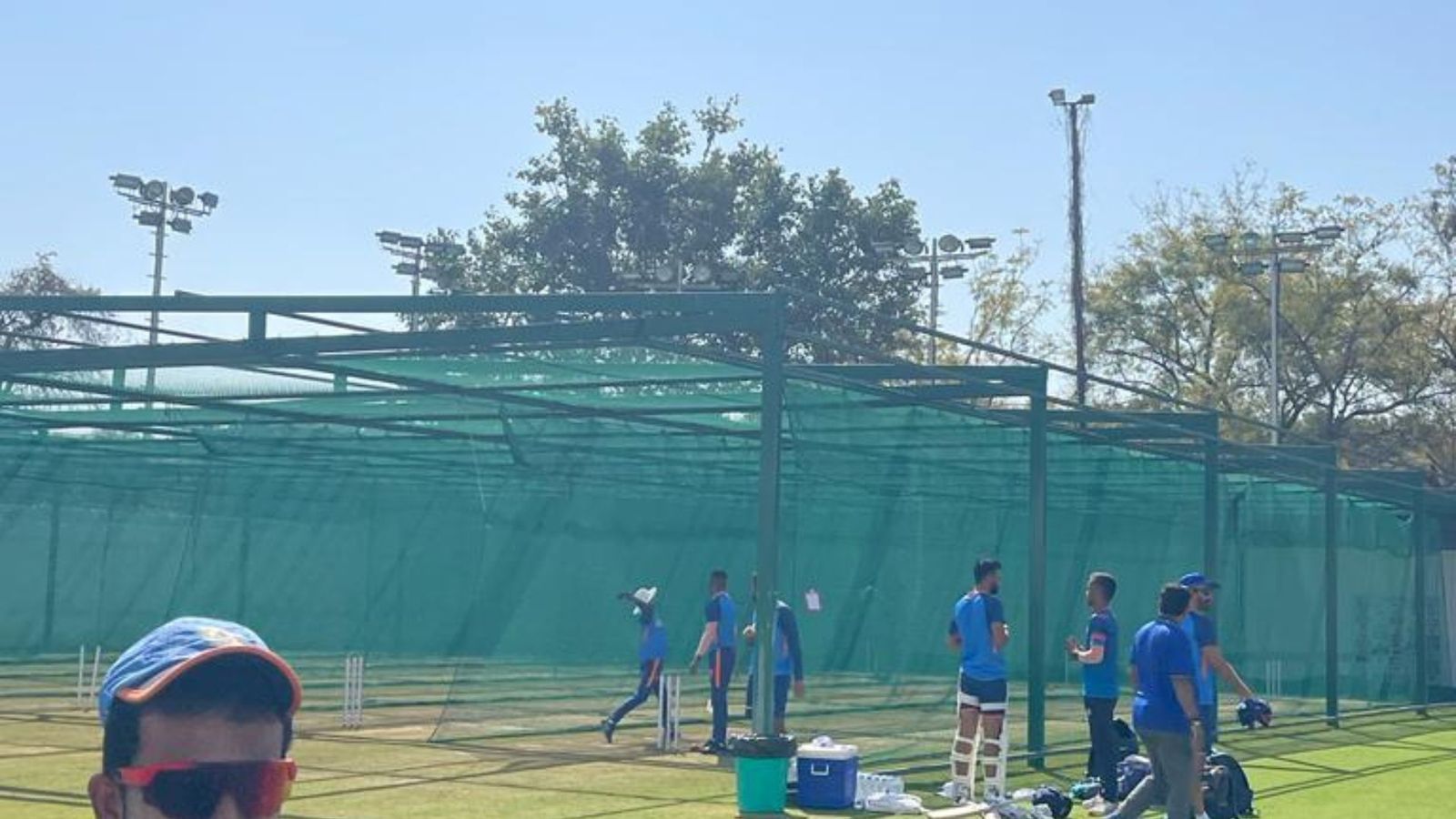 IND vs AUS: जानिए क्यों नेट्स में अकेले बल्लेबाजी करता रहा ये खिलाड़ी, राहुल द्रविड़ के साथ पूरे सपोर्ट स्टाफ की थी पैनी नजर IND vs AUS: जानिए क्यों नेट्स में अकेले बल्लेबाजी करता रहा ये खिलाड़ी, राहुल द्रविड़ के साथ पूरे सपोर्ट स्टाफ की थी पैनी नजर