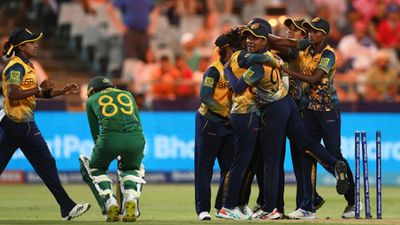 Women's T20 WC, SA vs SL : 6 गेंद 13 रन के रोमांच में श्रीलंकाई महिला टीम ने मारी बाजी, साउथ अफ्रीका तीन रन से हारी SportsTak Hindi