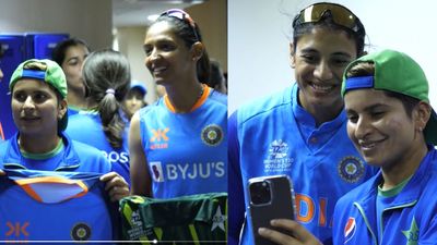 Women's T20 WC : साउथ अफ्रीका में 'भारत-पाक' याराना, टीम इंडिया ने पाकिस्तान को हराने के बाद लगाया गले, देखें Video SportsTak Hindi