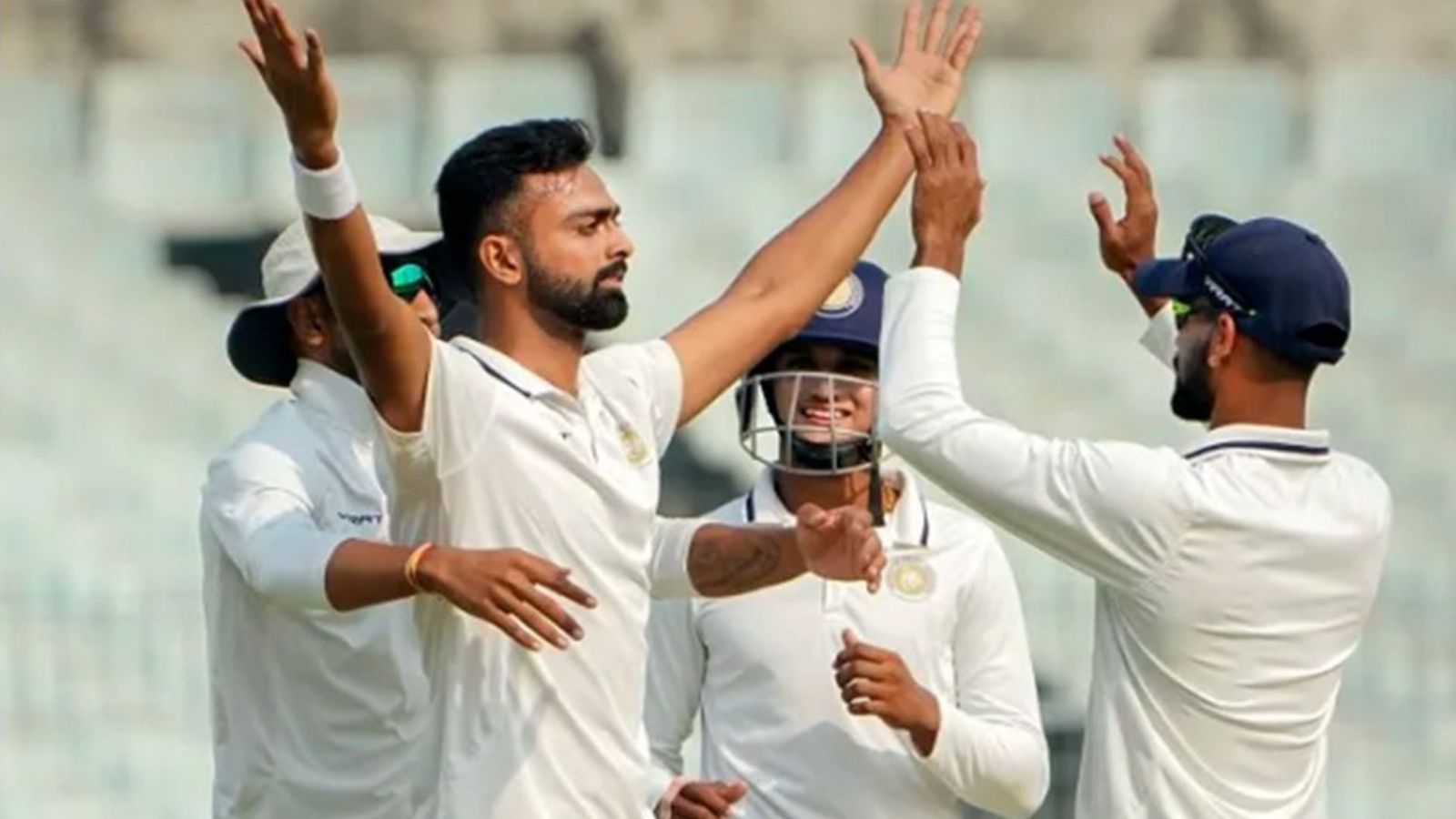 Ranji Trophy Final: टीम इंडिया से बाहर होते ही सौराष्ट्र के गेंदबाज का गदर, 174 पर सिमटा बंगाल, कोहली के दोस्त ने ठोके 69 रन Ranji Trophy Final: टीम इंडिया से बाहर होते ही सौराष्ट्र के गेंदबाज का गदर, 174 पर सिमटा बंगाल, कोहली के दोस्त ने ठोके 69 रन