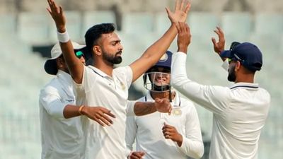 Ranji Trophy Final: टीम इंडिया से बाहर होते ही सौराष्ट्र के गेंदबाज का गदर, 174 पर सिमटा बंगाल, कोहली के दोस्त ने ठोके 69 रन SportsTak Hindi
