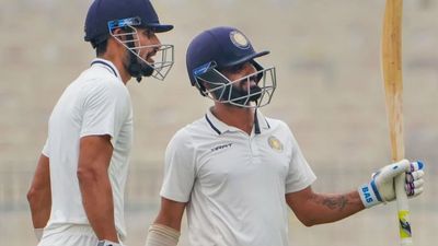 रणजी ट्रॉफी फाइनल: चिराग-अर्पित ने बंगाल को बैकुफट पर ढकेल हासिल की 143 रन की लीड, सिर्फ 5 विकेट ही ले पाई तिवारी की सेना SportsTak Hindi