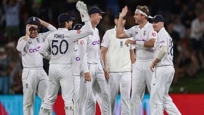 NZ vs ENG: स्टुअर्ट ब्रॉड की आग बरसाती गेंदों से हिला न्यूजीलैंड का टॉप ऑर्डर, मात्र 63 रन पर ढेर आधी टीम, जीत के लिए चाहिए 331 रन SportsTak Hindi