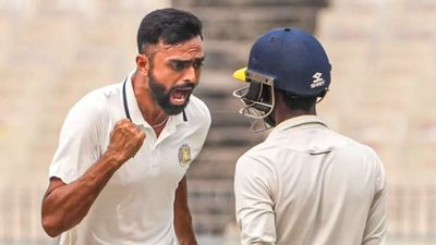 रणजी ट्रॉफी फाइनल: मनोज- मजूमदार की शानदार बल्लेबाजी के दम पर 61 रन से पीछे बंगाल, साकरिया-उनादकट का खौफ बरकरार SportsTak Hindi