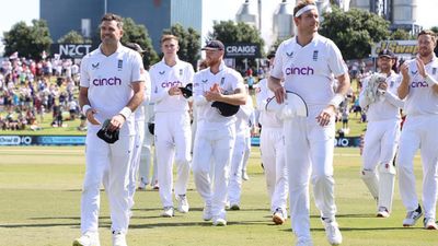NZ vs ENG : 15 साल बाद न्यूजीलैंड की सरजमीं पर जीती इंग्लैंड, 'बैजबॉल' के आगे कीवी टीम को 267 रनों से मिली हार SportsTak Hindi