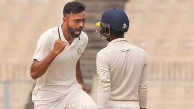 Ranji Final : टीम इंडिया से हुआ बाहर, 9 विकेट चटकाकर बना चैंपियन, सौराष्ट्र ने बंगाल को हराकर जीता रणजी ट्रॉफी खिताब SportsTak Hindi