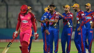 PSL 2023: मोहम्मद आमिर ने नहीं मानी शाहिद अफरीदी की बात, सरेआम कर दी अश्लील हरकत SportsTak Hindi