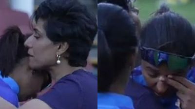 Women's T20 WC : ऑस्ट्रेलिया से मिली हार के बाद खुद पर काबू नहीं रख सकी हरमनप्रीत, पूर्व खिलाड़ी के गले लग रोने लगी, Video हुआ वायरल SportsTak Hindi