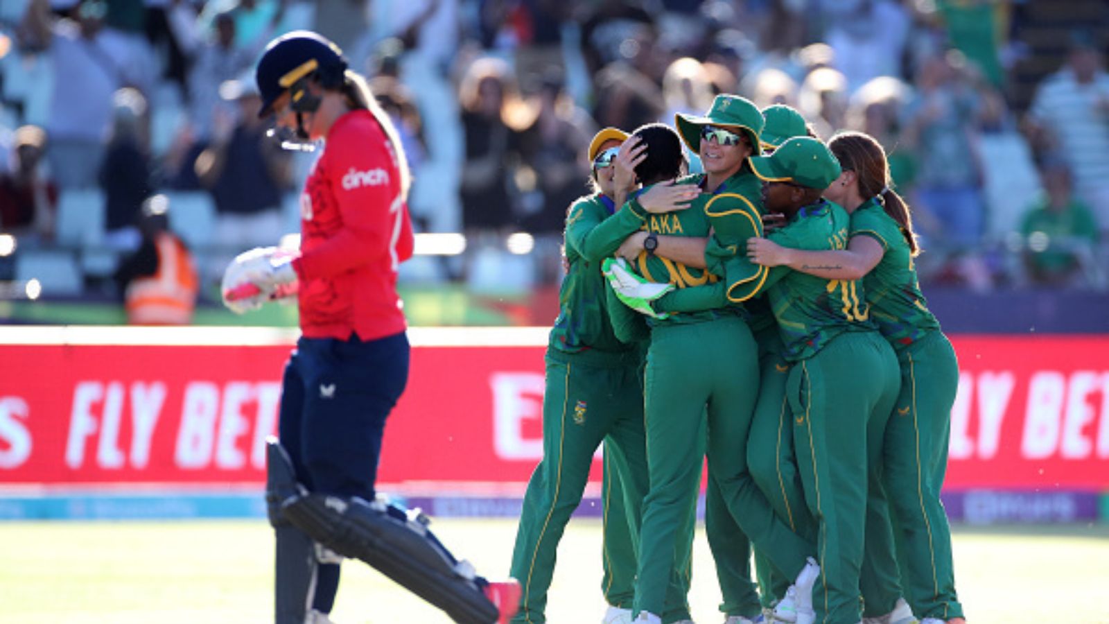 Women's T20 World Cup: साउथ अफ्रीका ने रच दिया इतिहास, इंग्लैंड को धूल चटाकर पहली बार वर्ल्ड कप फाइनल में बनाई जगह Women's T20 World Cup: साउथ अफ्रीका ने रच दिया इतिहास, इंग्लैंड को धूल चटाकर पहली बार वर्ल्ड कप फाइनल में बनाई जगह