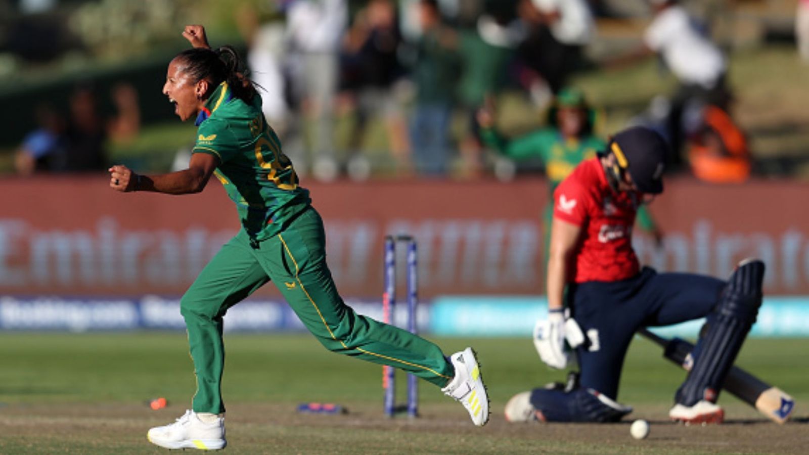 Women's T20 WC : 34 साल की साउथ अफ्रीकी गेंदबाज ने 'रफ्तार' से तोड़े सभी रिकॉर्ड, किया ये बड़ा करिश्मा!   Women's T20 WC : 34 साल की साउथ अफ्रीकी गेंदबाज ने 'रफ्तार' से तोड़े सभी रिकॉर्ड, किया ये बड़ा करिश्मा!