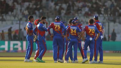 PSL 2023: शोएब मलिक-तबरेज़ शम्सी ने उड़ाए मोहम्मद रिजवान की टीम के होश, 60 रन में गिरे 10 विकेट, कराची से हारा मुल्तान SportsTak Hindi