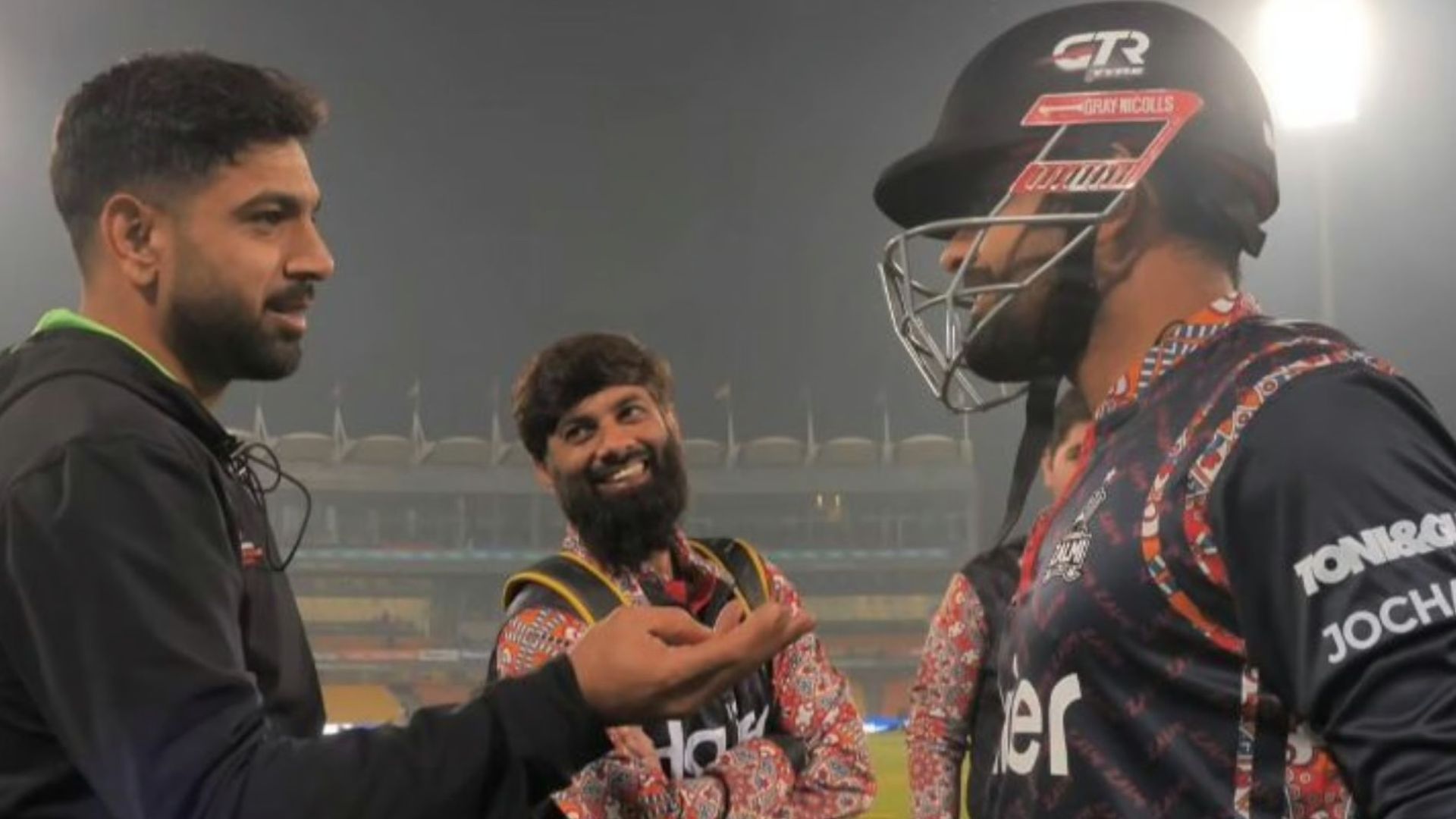 कोहली और तुम बचे हो...पीएसएल में हारिस रऊफ ने विराट का नाम लेकर लगाए ठहाके, साथी खिलाड़ी की भी छूटी हंसी, VIDEO