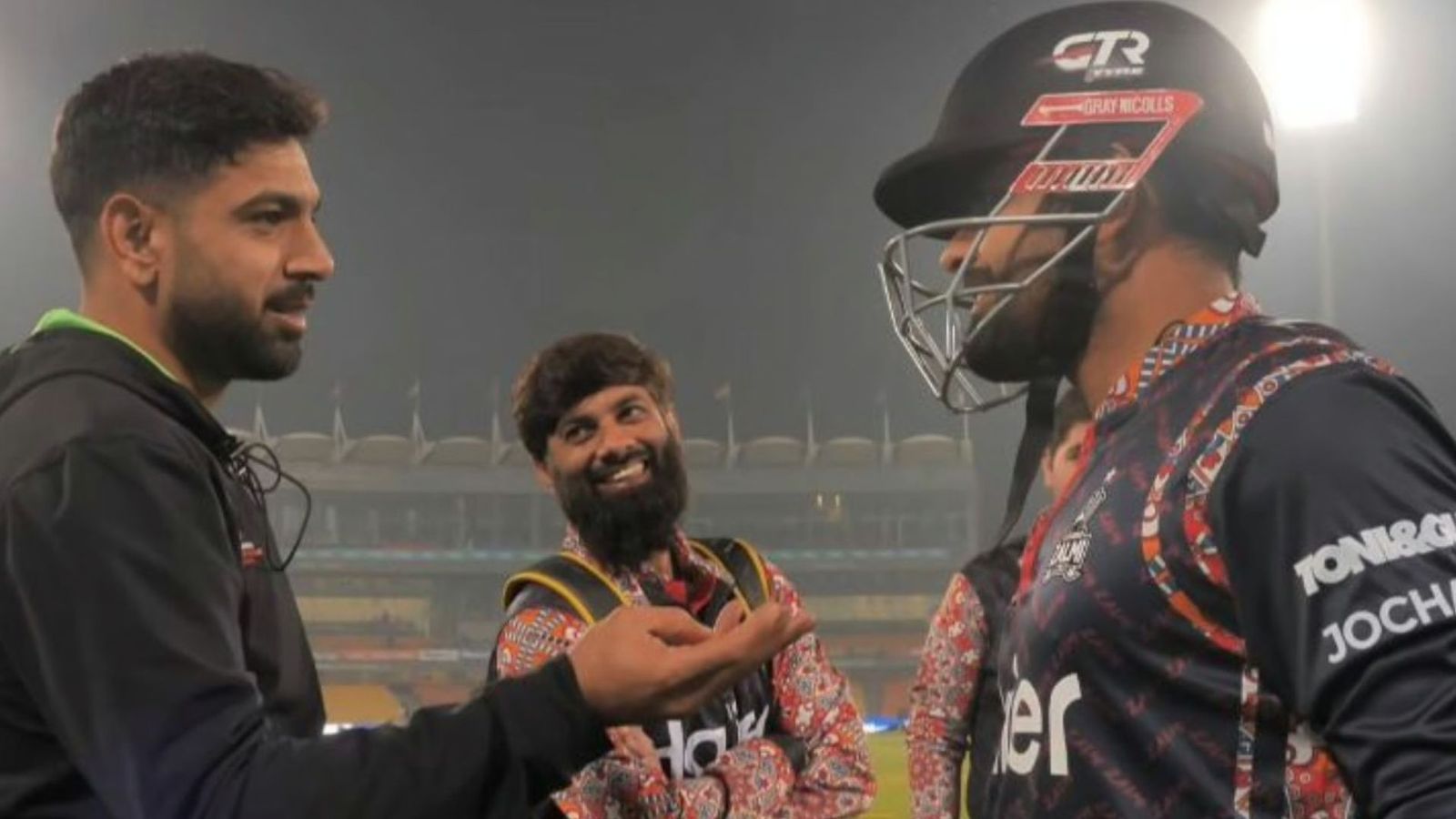 कोहली और तुम बचे हो...पीएसएल में हारिस रऊफ ने विराट का नाम लेकर लगाए ठहाके, साथी खिलाड़ी की भी छूटी हंसी, VIDEO कोहली और तुम बचे हो...पीएसएल में हारिस रऊफ ने विराट का नाम लेकर लगाए ठहाके, साथी खिलाड़ी की भी छूटी हंसी, VIDEO