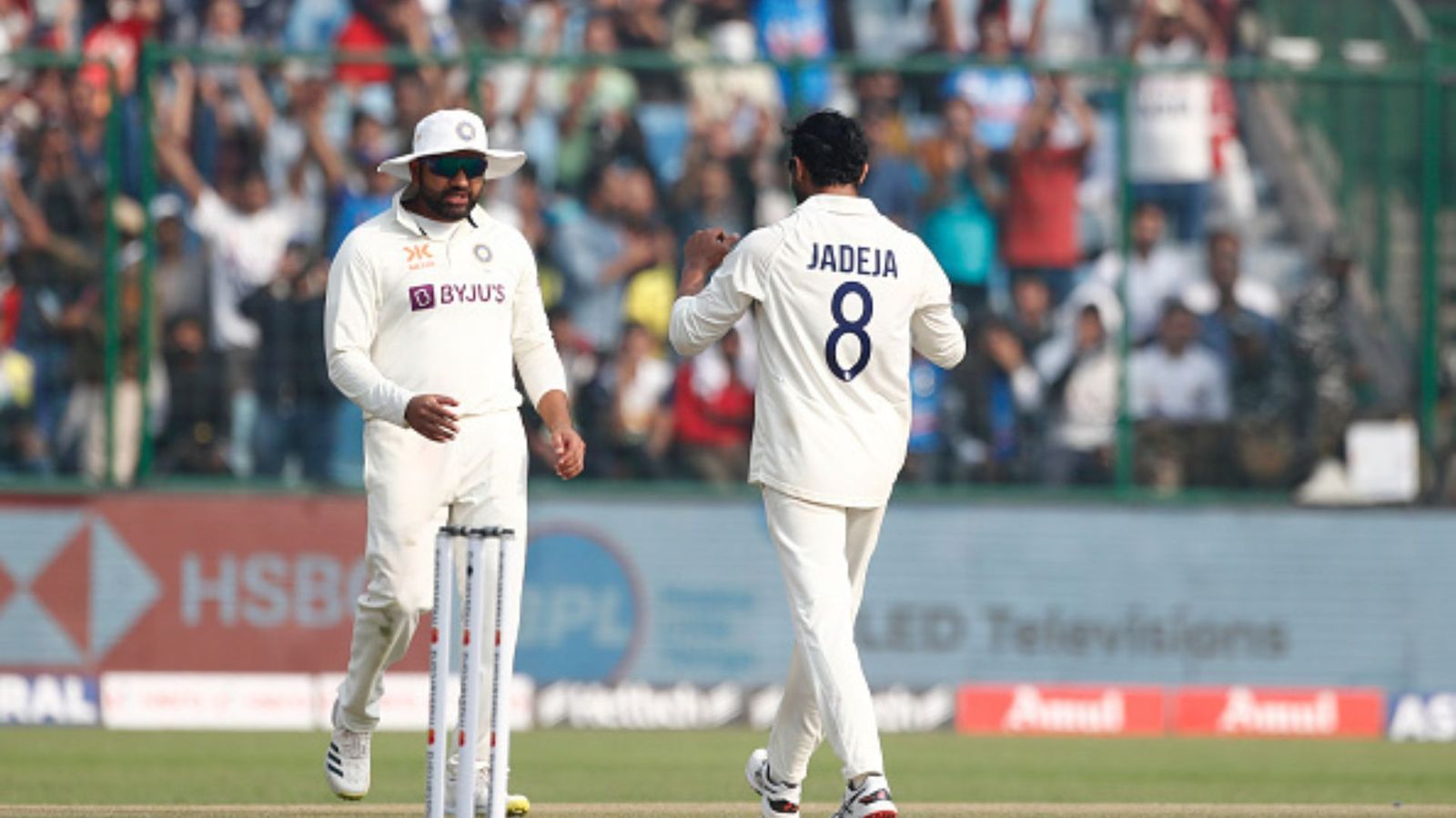 'थोड़ा देख बॉल कहां लग रहा है', बीच मैच में रवींद्र जडेजा को पड़ी गाली, रोहित शर्मा ने सुनाई खरी- खोटी, VIDEO 'थोड़ा देख बॉल कहां लग रहा है', बीच मैच में रवींद्र जडेजा को पड़ी गाली, रोहित शर्मा ने सुनाई खरी- खोटी, VIDEO