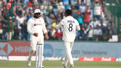 'थोड़ा देख बॉल कहां लग रहा है', बीच मैच में रवींद्र जडेजा को पड़ी गाली, रोहित शर्मा ने सुनाई खरी- खोटी, VIDEO SportsTak Hindi