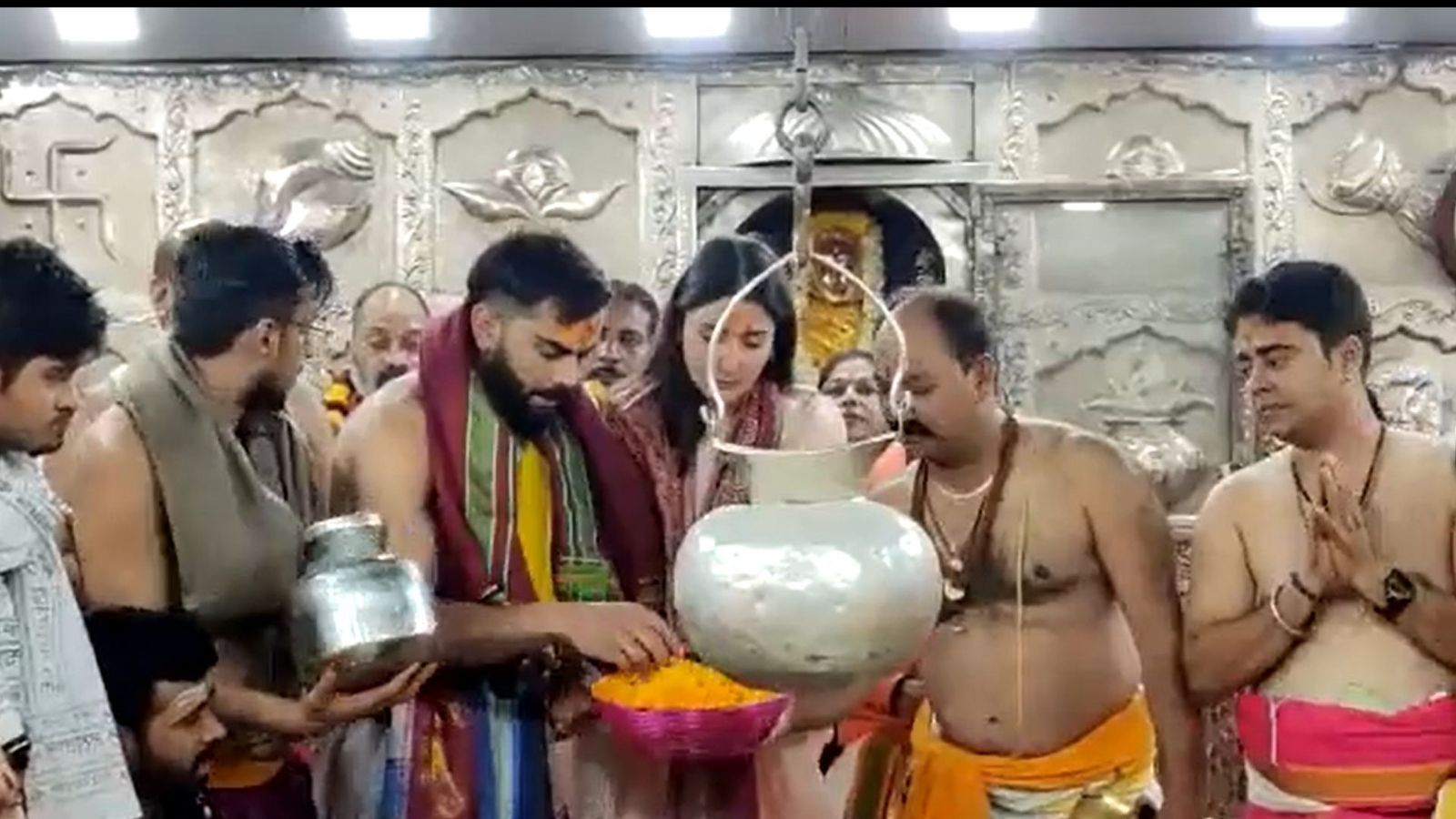 IND vs AUS : इंदौर में हार के बाद महाकाल की शरण में पत्नी अनुष्का संग पहुंचे विराट कोहली, देखें Video IND vs AUS : इंदौर में हार के बाद महाकाल की शरण में पत्नी अनुष्का संग पहुंचे विराट कोहली, देखें Video
