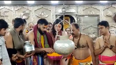 IND vs AUS : इंदौर में हार के बाद महाकाल की शरण में पत्नी अनुष्का संग पहुंचे विराट कोहली, देखें Video SportsTak Hindi