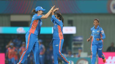 WPL 2023: हरमनप्रीत कौर की मुंबई इंडियंस की आंधी में उड़े गुजरात जायंट्स, 23 रन और 46 गेंद में गंवाए 7 विकेट, मिली 143 रन की करारी शिकस्त SportsTak Hindi