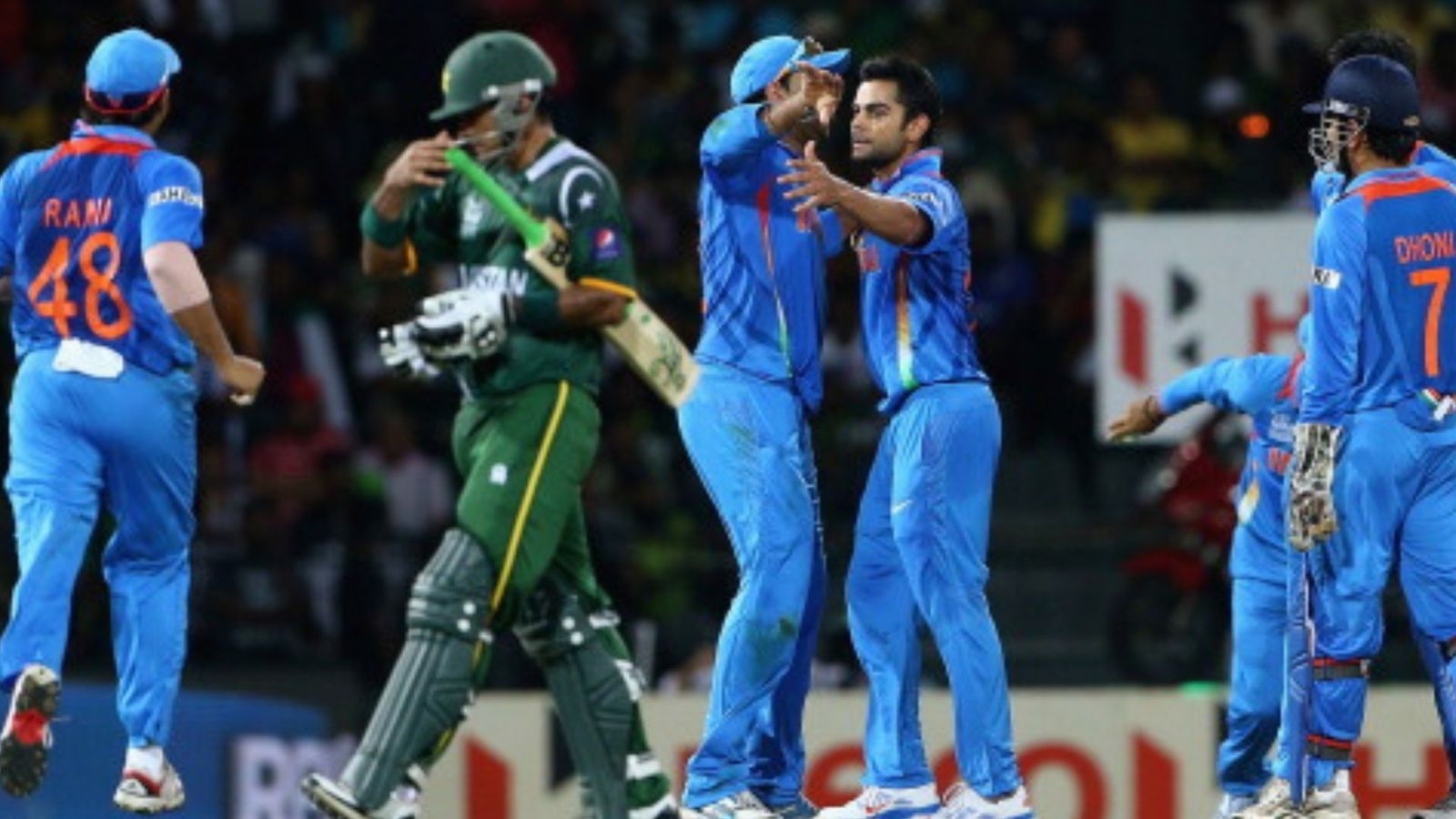 PSL में बल्ले से बवंडर लाने वाले स्टार पाकिस्तानी बल्लेबाज के घर हुई चोरी, लाखों रुपये समेत ये सामान गायब PSL में बल्ले से बवंडर लाने वाले स्टार पाकिस्तानी बल्लेबाज के घर हुई चोरी, लाखों रुपये समेत ये सामान गायब