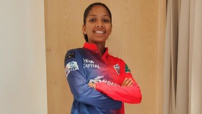 आदिवासी खिलाड़ी की जबरदस्त कहानी, झूठ बोलकर सीखा क्रिकेट, रोज 80 किलोमीटर किया सफर, बाढ़ में घर बहा, अब दिल्ली कैपिटल्स ने खरीदा SportsTak Hindi