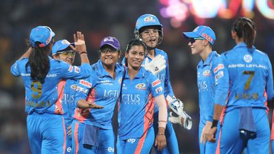 WPL 2023: मुंबई की बॉलिंग के आगे ताश के पत्तों की तरह ढही दिल्ली कैपिटल्स, 8 विकेट से झेलनी पड़ी पहली शिकस्त SportsTak Hindi