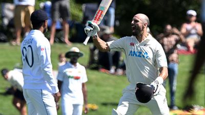 12 हजार किलोमीटर दूर शतक जड़कर बल्लेबाज ने भारत को दी राहत, मुश्किल में श्रीलंका SportsTak Hindi