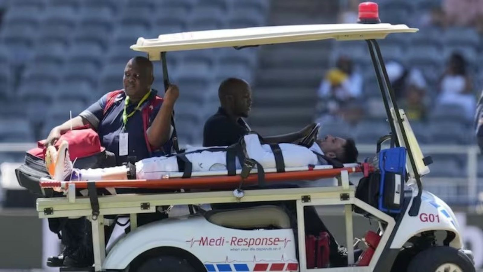 क्रिकेट मैदान पर हुआ बड़ा हादसा, स्ट्रेचर पर ले जाया गया भारतीय मूल का खिलाड़ी, जश्न मनाने के दौरान लगी चोट क्रिकेट मैदान पर हुआ बड़ा हादसा, स्ट्रेचर पर ले जाया गया भारतीय मूल का खिलाड़ी, जश्न मनाने के दौरान लगी चोट