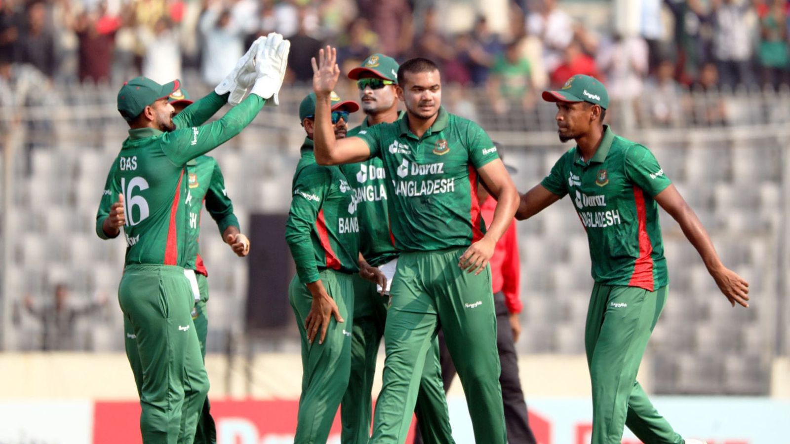 BAN vs ENG: बांग्लादेश ने वर्ल्ड चैंपियन इंग्लैंड के छक्के छुड़ाए, मिराज की आग बरसाती गेंदों से टी20 सीरीज जीत रचा इतिहास BAN vs ENG: बांग्लादेश ने वर्ल्ड चैंपियन इंग्लैंड के छक्के छुड़ाए, मिराज की आग बरसाती गेंदों से टी20 सीरीज जीत रचा इतिहास