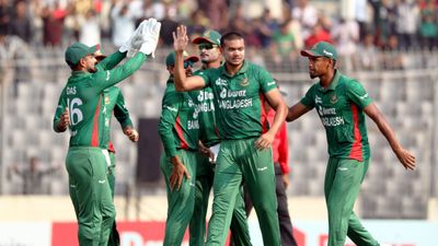 BAN vs ENG: बांग्लादेश ने वर्ल्ड चैंपियन इंग्लैंड के छक्के छुड़ाए, मिराज की आग बरसाती गेंदों से टी20 सीरीज जीत रचा इतिहास SportsTak Hindi