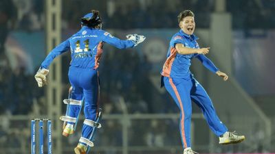 WPL 2023 प्लेऑफ्स के लिए क्वालीफाई करने वाली पहली टीम बनी मुंबई, हरमन की बल्लेबाजी के आगे गुजरात का डब्बा गोल, 55 रन से मिली हार SportsTak Hindi