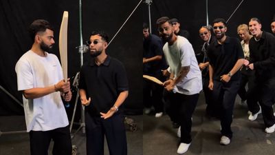 कोहली ने पहले छीना बल्ला, फिर दिखाए शानदार स्टेप्स, नॉर्वे के डांस ग्रुप संग मचाया धमाल, देखें Video SportsTak Hindi