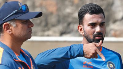 केएल राहुल की कैसे लौटेगी फॉर्म, भारत के पूर्व सलामी बल्लेबाज ने कहा - उसे अकेला छोड़ो तभी... SportsTak Hindi