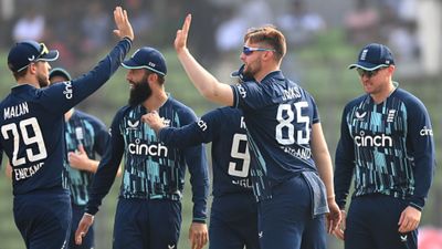 IPL से ठीक पहले RCB के लिए बुरी खबर, 140 छक्के ठोकने वाला बल्लेबाज हुआ पूरे टूर्नामेंट से बाहर SportsTak Hindi