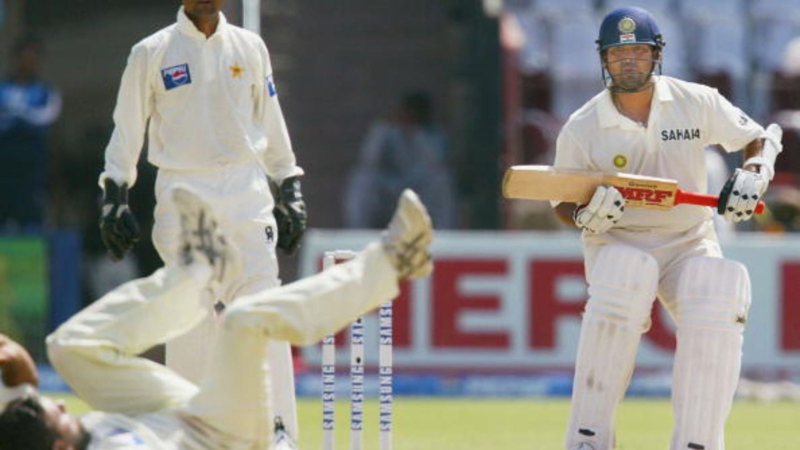 मैंने सचिन के साथ बुरा बर्ताव किया और कुछ गलत शब्द भी कहे, बाद में तेंदुलकर ने मेरे....पाकिस्तानी लेजेंड का बड़ा खुलासा मैंने सचिन के साथ बुरा बर्ताव किया और कुछ गलत शब्द भी कहे, बाद में तेंदुलकर ने मेरे....पाकिस्तानी लेजेंड का बड़ा खुलासा