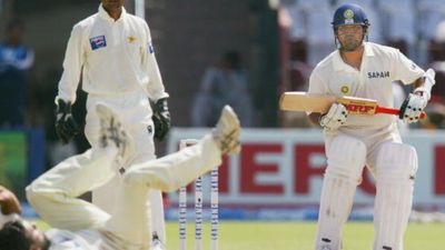 मैंने सचिन के साथ बुरा बर्ताव किया और कुछ गलत शब्द भी कहे, बाद में तेंदुलकर ने मेरे....पाकिस्तानी लेजेंड का बड़ा खुलासा SportsTak Hindi