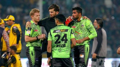 PSL 2023: अफरीदी की लाहौर कलंदर्स ने पेशावर जल्मी को 4 विकेट से रौंद फाइनल में बनाई जगह, देखते रह गए बाबर आजम SportsTak Hindi