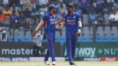 IND vs AUS : 9 साल का सूखा हार्दिक पंड्या ने किया समाप्त, स्टीव स्मिथ का विकेट लेकर किया कमाल, देखें Video SportsTak Hindi