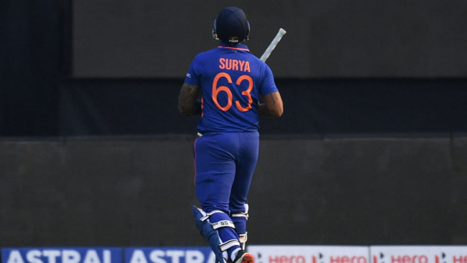 IND vs AUS : वनडे में सूर्यकुमार के बल्ले से छाया 'अंधेरा', 15 मैचों से लगातार हैं फ्लॉप, आंकड़े कर देंगे हैरान! IND vs AUS : वनडे में सूर्यकुमार के बल्ले से छाया 'अंधेरा', 15 मैचों से लगातार हैं फ्लॉप, आंकड़े कर देंगे हैरान!