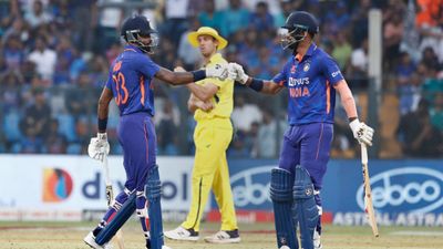 IND vs AUS: सीरीज फतह पर टीम इंडिया की नजर, रोहित की वापसी लेकिन मौसम बिगाड़ सकता है खेल SportsTak Hindi