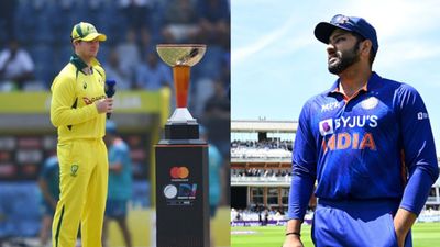 IND vs AUS : भारत की पहले बल्लेबाजी, रोहित शर्मा के आने से बाहर हुए ये दो खिलाड़ी, जानें टीम इंडिया की 'Playing XI' SportsTak Hindi
