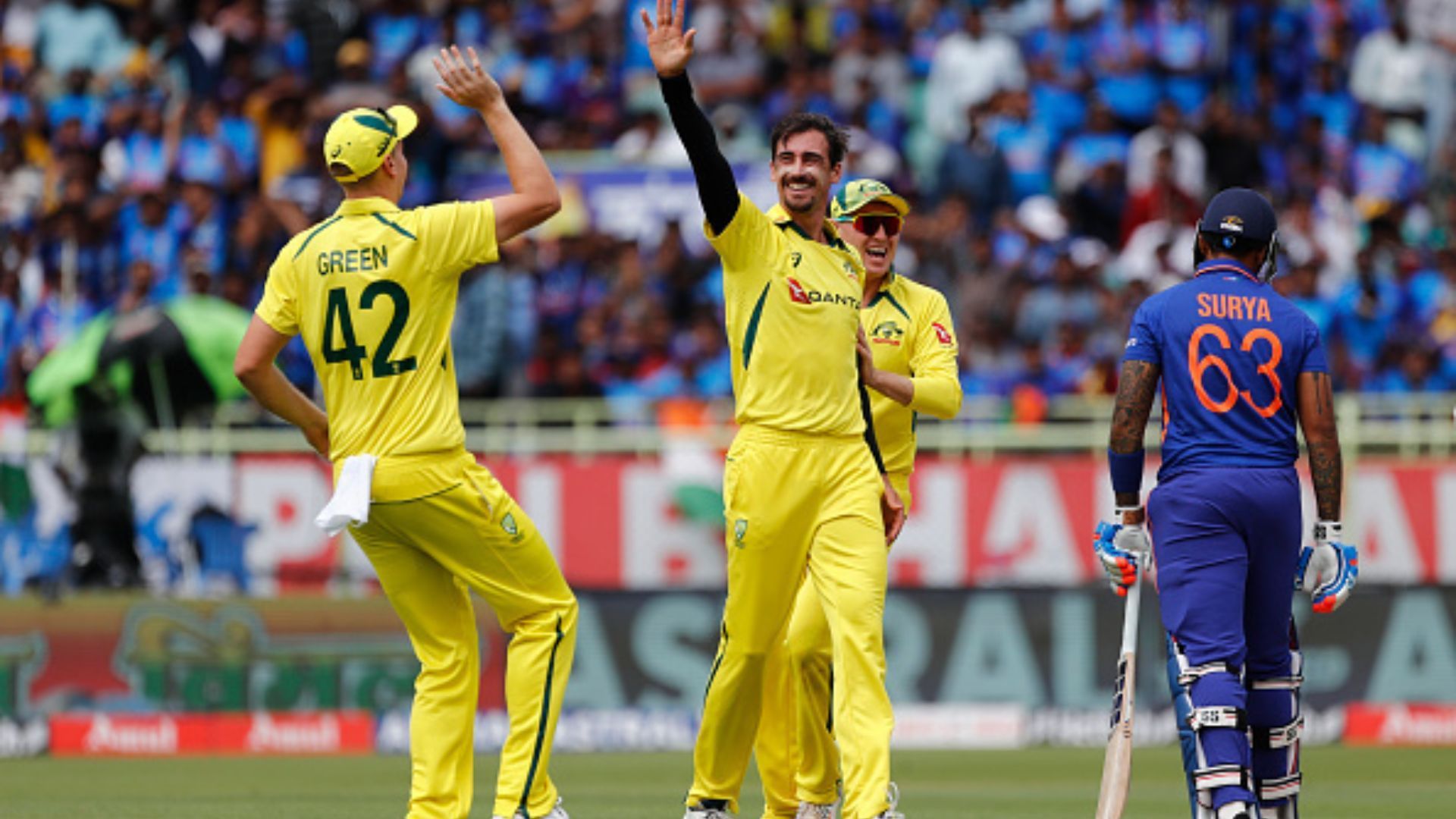 IND vs AUS: भारत के 7 बल्लेबाजों ने मिलकर बनाए सिर्फ 13 रन, स्टार्क की आग उगलती गेंदों के आगे मात्र 117 रन पर ढेर हो गई टीम इंडिया