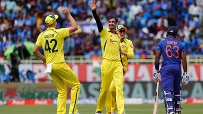 IND vs AUS: भारत के 7 बल्लेबाजों ने मिलकर बनाए सिर्फ 13 रन, स्टार्क की आग उगलती गेंदों के आगे मात्र 117 रन पर ढेर हो गई टीम इंडिया SportsTak Hindi