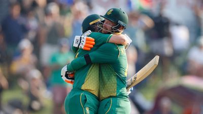 SA vs WI: पांचवें नंबर पर उतरा और 54 गेंदों पर शतक ठोक दिलाई हाहाकारी जीत, SA ने 30 ओवरों में बना डाले 264 रन SportsTak Hindi