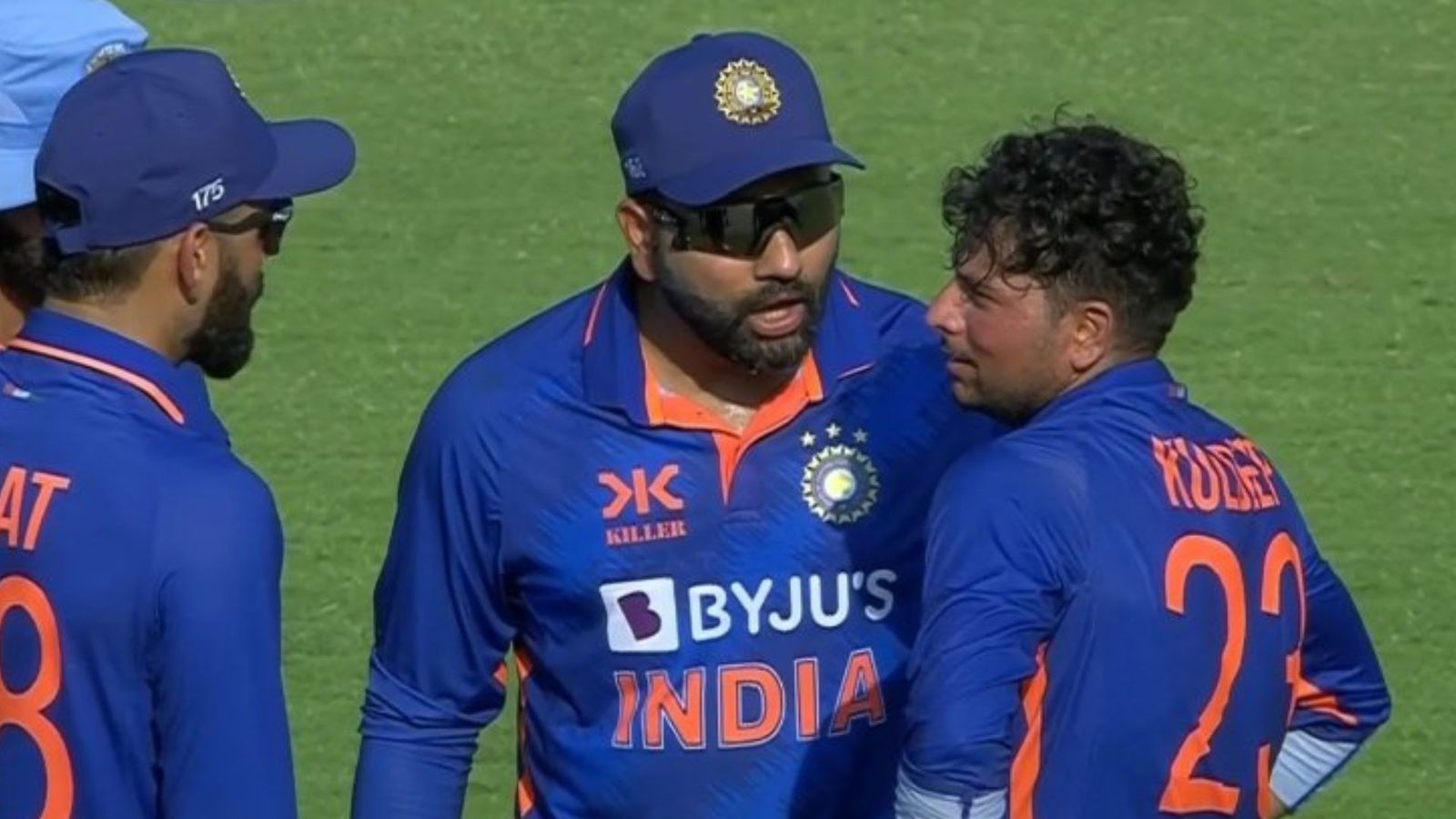 कुलदीप ने रोहित शर्मा पर बनाया रिव्यू लेने का दबाव, गलत साबित होने पर लाइव मैच में पड़ी खूब गालियां, VIDEO कुलदीप ने रोहित शर्मा पर बनाया रिव्यू लेने का दबाव, गलत साबित होने पर लाइव मैच में पड़ी खूब गालियां, VIDEO