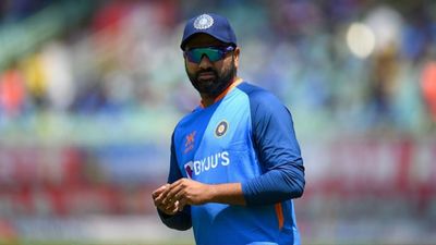 IND vs AUS : ऑस्ट्रेलिया से मिली सीरीज हार के बाद बल्लेबाजों पर बरसे रोहित शर्मा, कहा - ऐसे विकेट पर सब... SportsTak Hindi