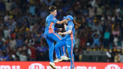 WPL 2023: मुंबई की 20 साल की छोरी ने हैट्रिक लेकर रचा इतिहास, तीन गेंदों में किया करिश्मा, देखिए Video SportsTak Hindi