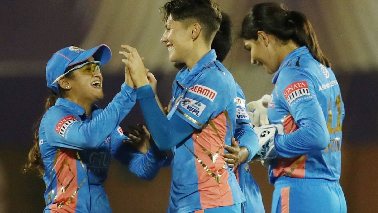 WPL 2023 Final: हैट्रिक के बाद अब फाइनल में वॉन्ग की गेंदों का कहर, हिला कर रख दिया दिल्ली का टॉप ऑर्डर WPL 2023 Final: हैट्रिक के बाद अब फाइनल में वॉन्ग की गेंदों का कहर, हिला कर रख दिया दिल्ली का टॉप ऑर्डर